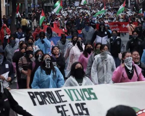 Miles de personas en la manifestación en CDMX por caso Ayotzinapa.
