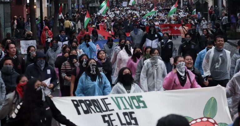 Miles de personas en la manifestación en CDMX por caso Ayotzinapa.