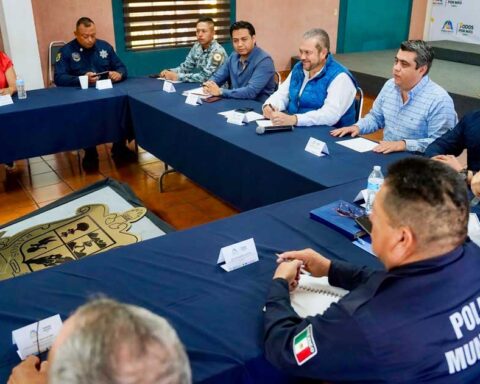 Alcalde Tomás Gutiérrez presidiendo la Mesa Regional de Seguridad en Ramos Arizpe.