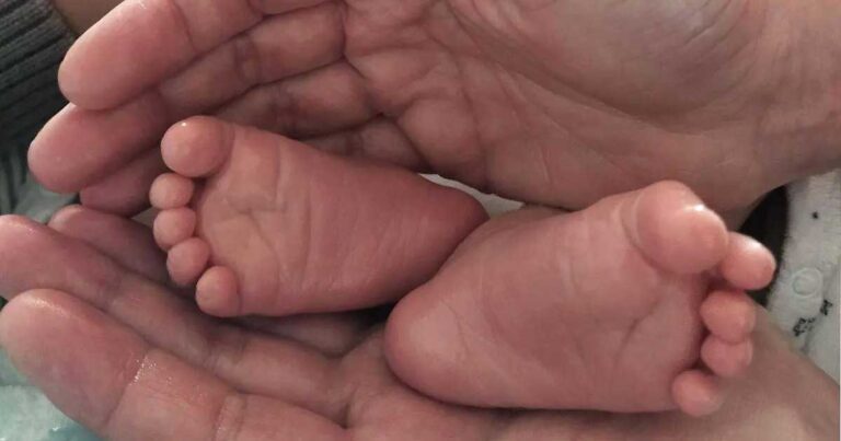 Imagen ilustrativa de los pies de un bebé.