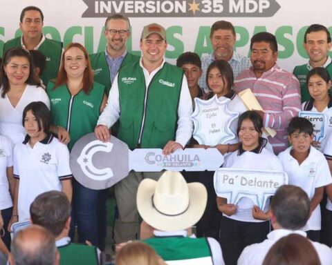 El gobernador Manolo Jiménez entregando la llave simbólica del transporte.