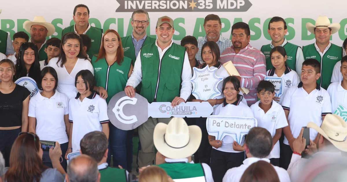 El gobernador Manolo Jiménez entregando la llave simbólica del transporte.