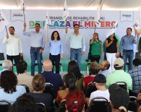 Alcalde Javier Díaz y funcionarios dando el banderazo de obra.