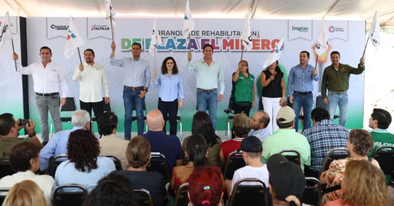 Alcalde Javier Díaz y funcionarios dando el banderazo de obra.