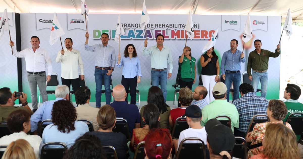 Alcalde Javier Díaz y funcionarios dando el banderazo de obra.