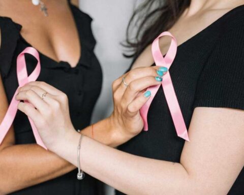 Mujeres en campaña contra el cáncer de mama.