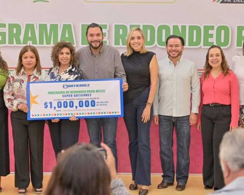 Alcalde de Monclova y otros funcionarios recibiendo el cheque de donativo.