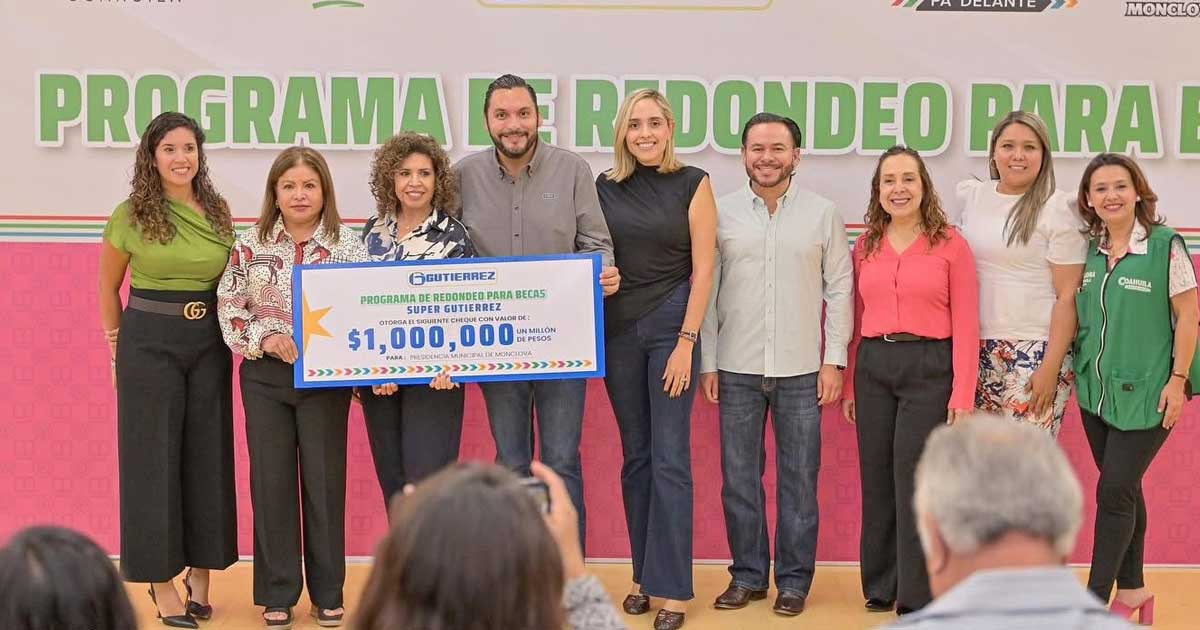 Alcalde de Monclova y otros funcionarios recibiendo el cheque de donativo.