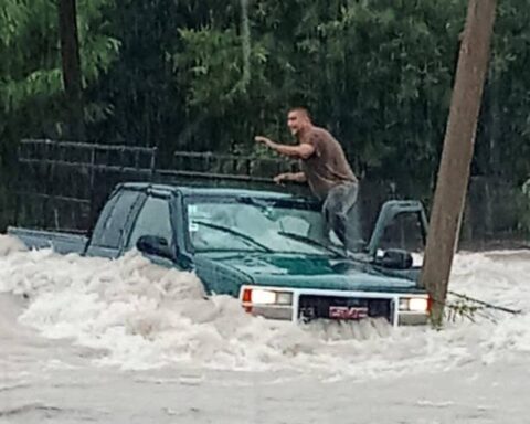 Jóvenes rescatan a familia de Monclova atrapada por la corriente en Piedras Negras