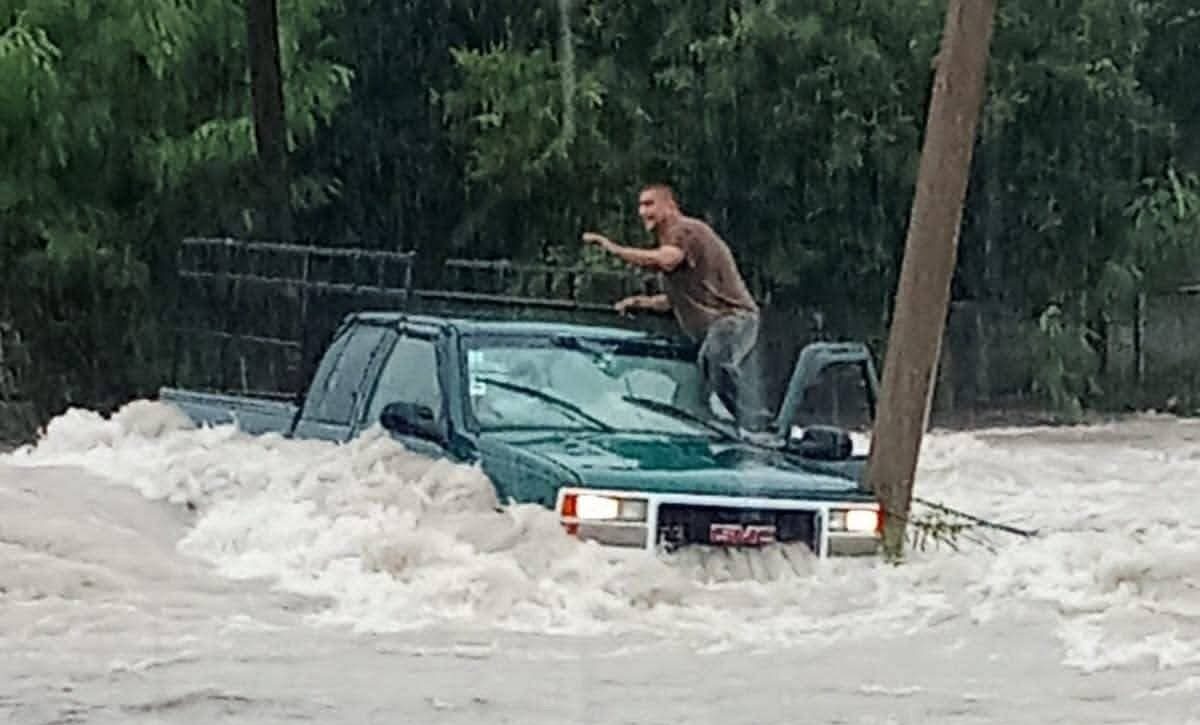 Jóvenes rescatan a familia de Monclova atrapada por la corriente en Piedras Negras