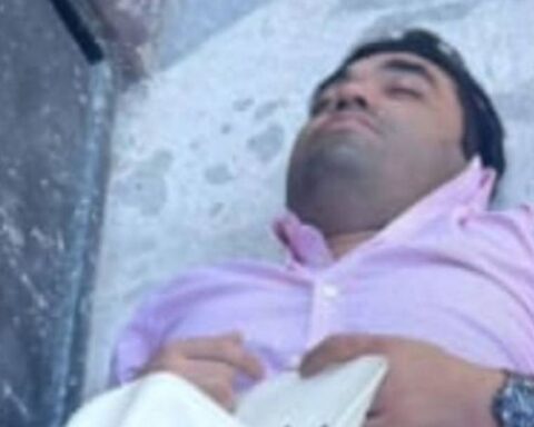 Ramiro Moreno Carrera, señalado en redes por aparecer dormido en la vía pública, retomó la publicación original y lanzó mensajes irónicos y ofensivos.