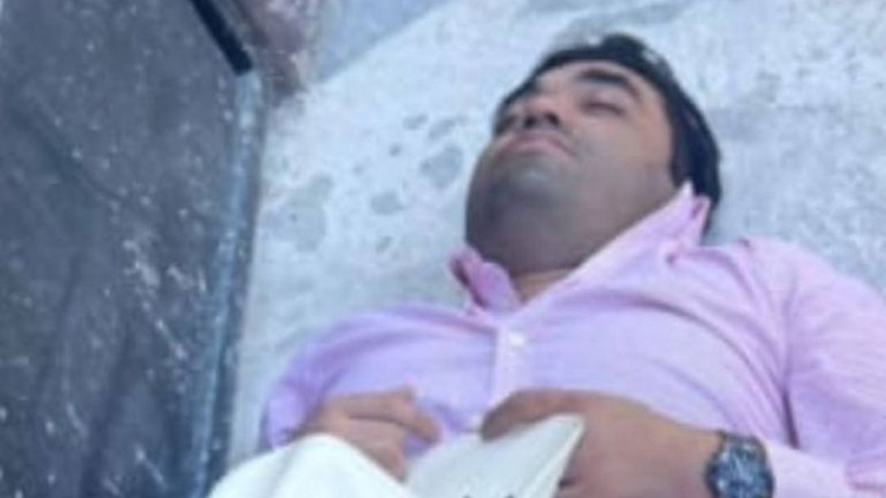Ramiro Moreno Carrera, señalado en redes por aparecer dormido en la vía pública, retomó la publicación original y lanzó mensajes irónicos y ofensivos.