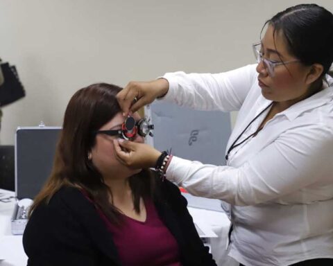 Entrega de lentes por parte del DIF