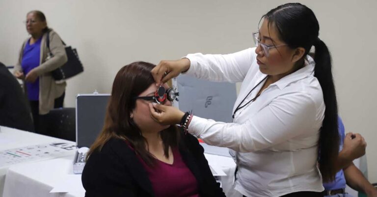 Entrega de lentes por parte del DIF