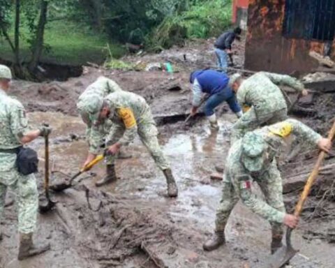 Militares Limpiando las calles despues de la inundación