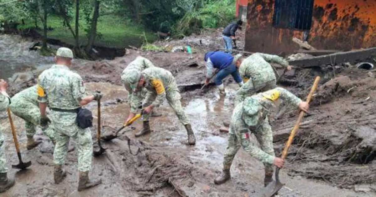 Militares Limpiando las calles despues de la inundación