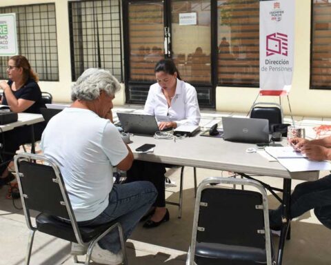Abuelos recibiedo su pension