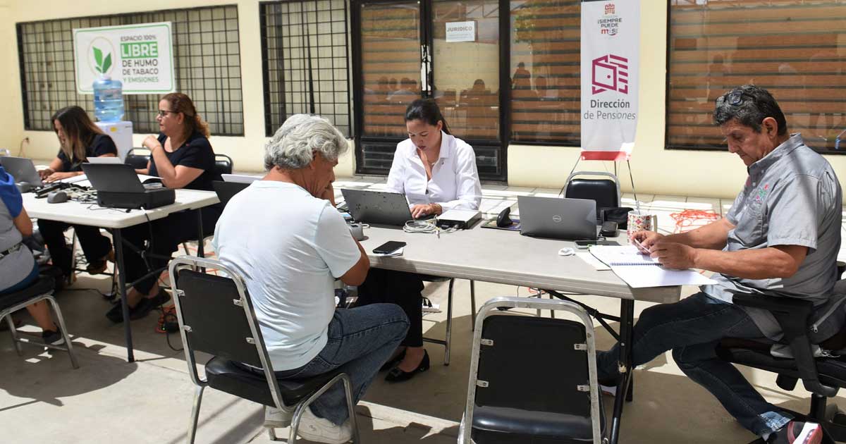 Abuelos recibiedo su pension