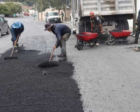 Personas bachando calles