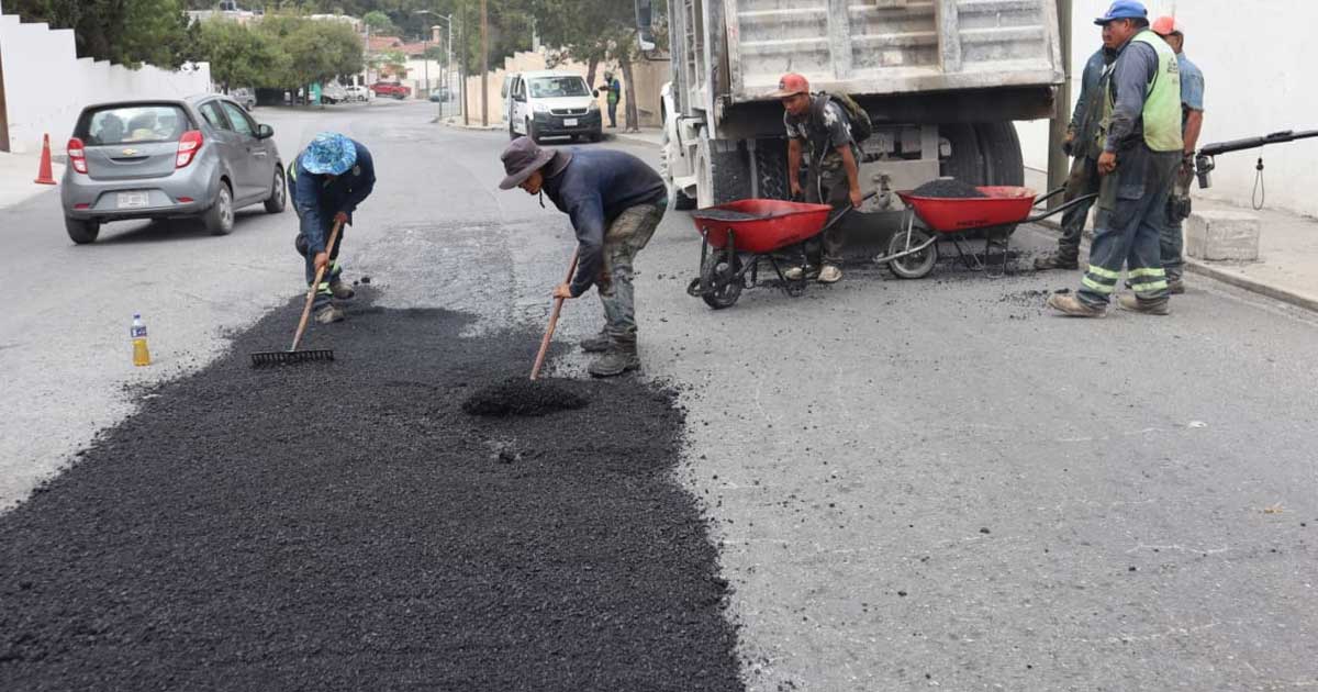 Personas bachando calles