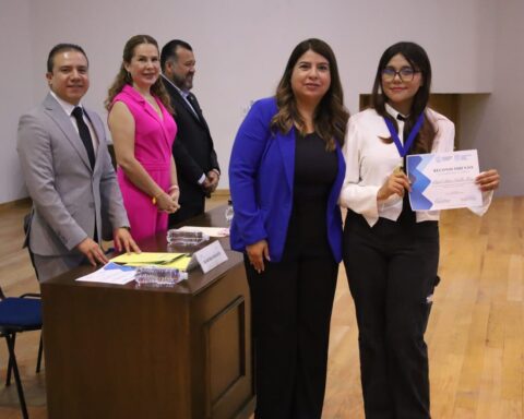 Reconocimiento a alumnos de la UAdeC