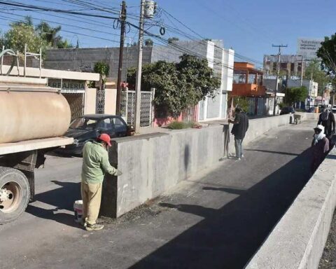 Trabajadores construyendo la ampliación del carril.
