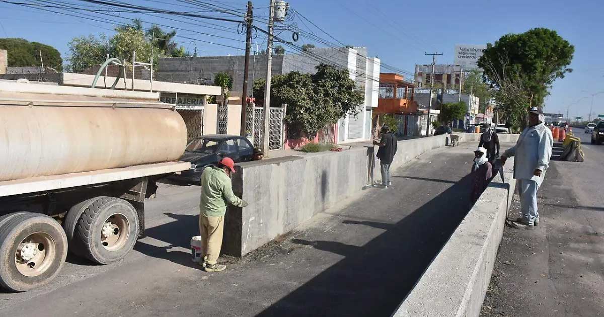 Trabajadores construyendo la ampliación del carril.