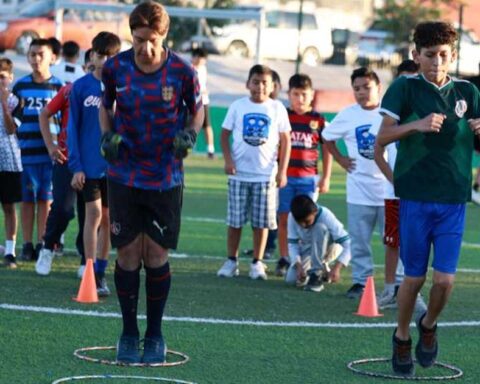 Jugadores conviviendo con niños en Saltillo.