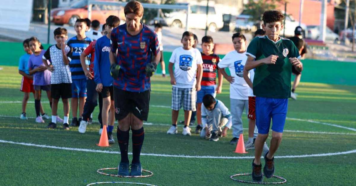 Jugadores conviviendo con niños en Saltillo.
