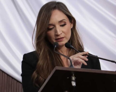 Diputada Edna Dávalos en tribuna del Congreso de Coahuila.