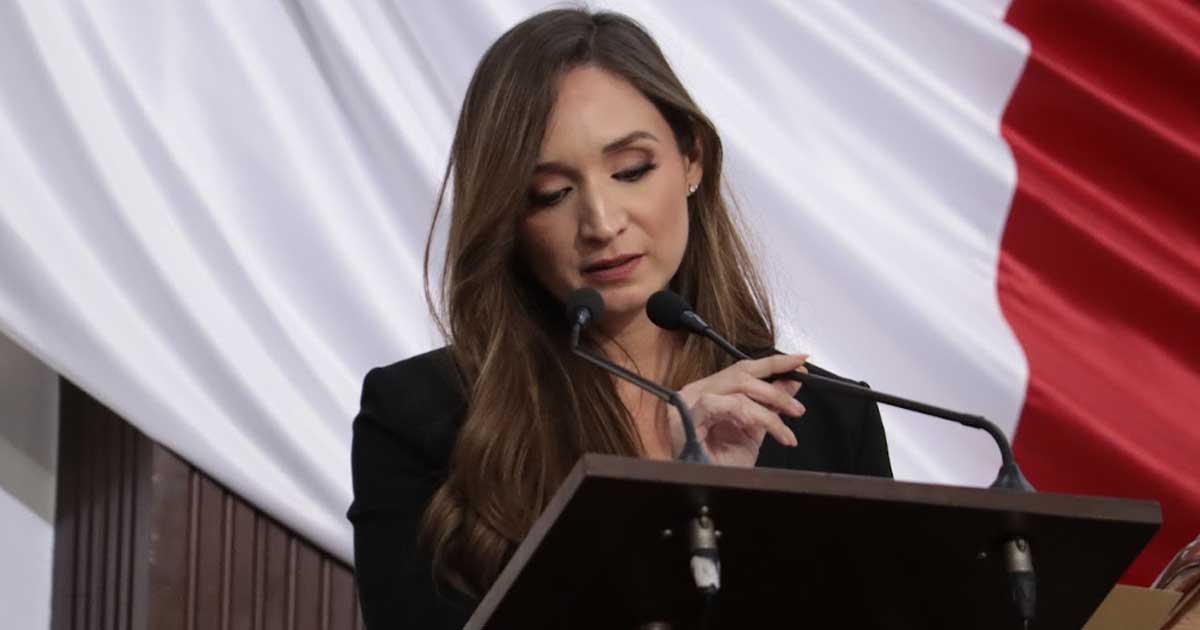 Diputada Edna Dávalos en tribuna del Congreso de Coahuila.