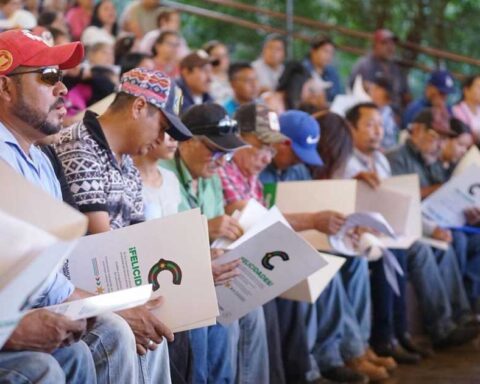 Personas con sus escrituras nuevas en Saltillo.