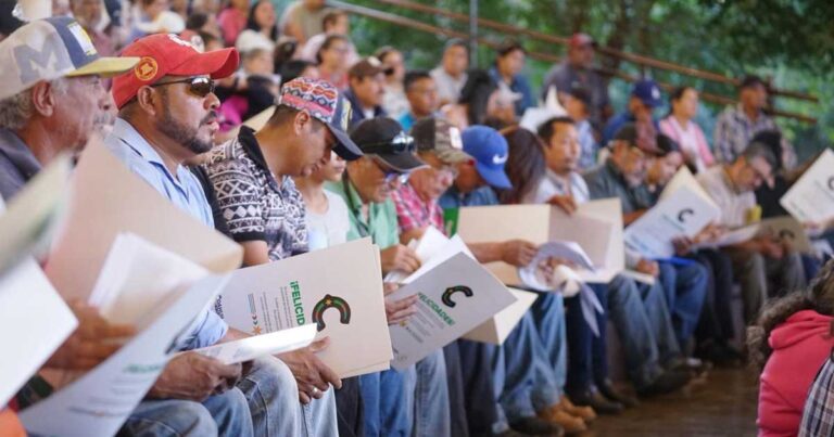 Personas con sus escrituras nuevas en Saltillo.