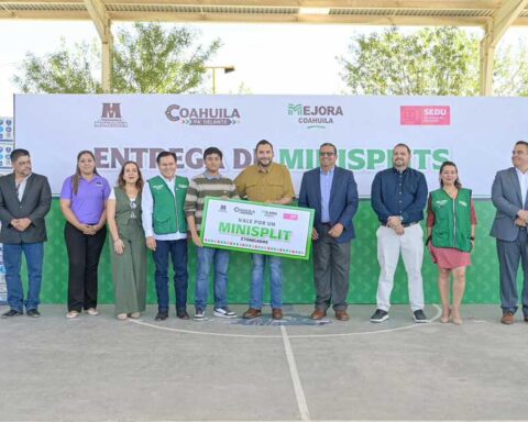 Alcalde de Monclova entregando equipos minisplit.
