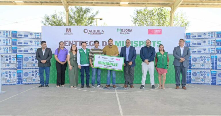 Alcalde de Monclova entregando equipos minisplit.