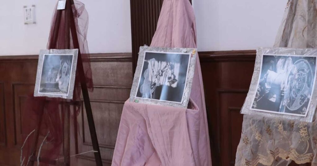 Obras de la exposición en el Congreso de Coahuila.