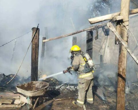 Bombero sofocando el incendio.