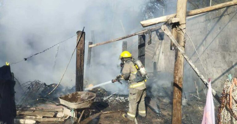 Bombero sofocando el incendio.