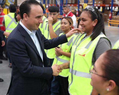 Manolo Jiménez, gobernador de Coahula, y trabajadoras.
