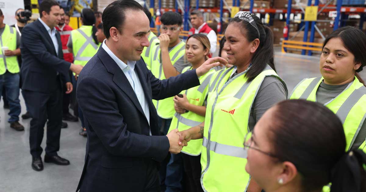 Manolo Jiménez, gobernador de Coahula, y trabajadoras.