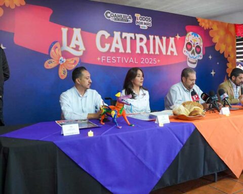 Funcionarios presentando el Festival de La Catrina en Ramos Arizpe.