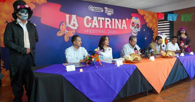 Funcionarios presentando el Festival de La Catrina en Ramos Arizpe.