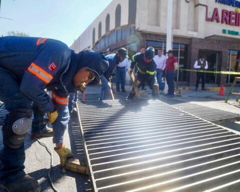 Trabajadores reparan rejillas en Ramos Arizpe.