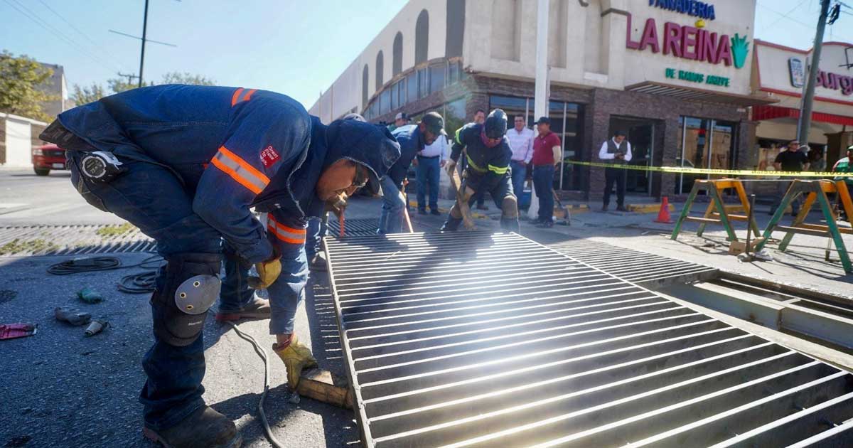 Trabajadores reparan rejillas en Ramos Arizpe.
