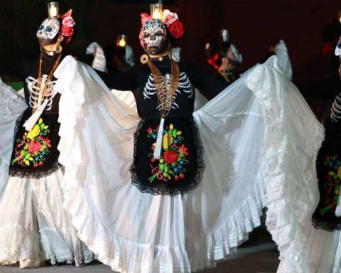 Mujeres bailando caracterizadas de catrina.