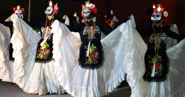 Mujeres bailando caracterizadas de catrina.