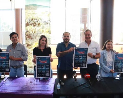 Funcionarios presentando el evento de Fiesta de Disfraces en Saltillo.