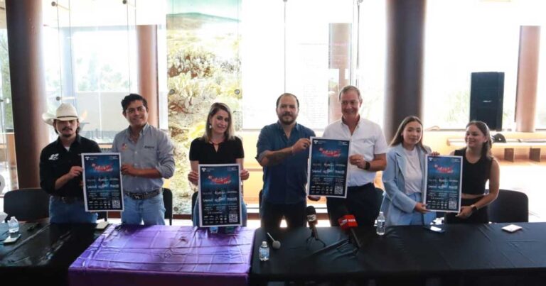 Funcionarios presentando el evento de Fiesta de Disfraces en Saltillo.