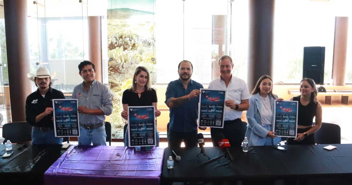 Funcionarios presentando el evento de Fiesta de Disfraces en Saltillo.