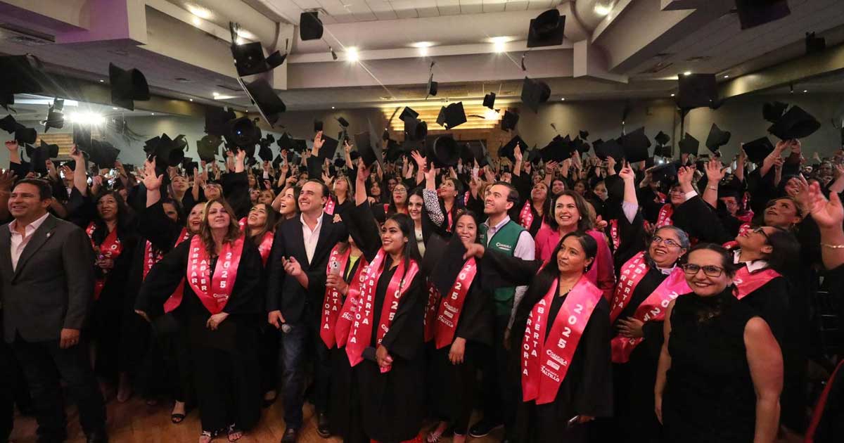 Mujeres graduadas.